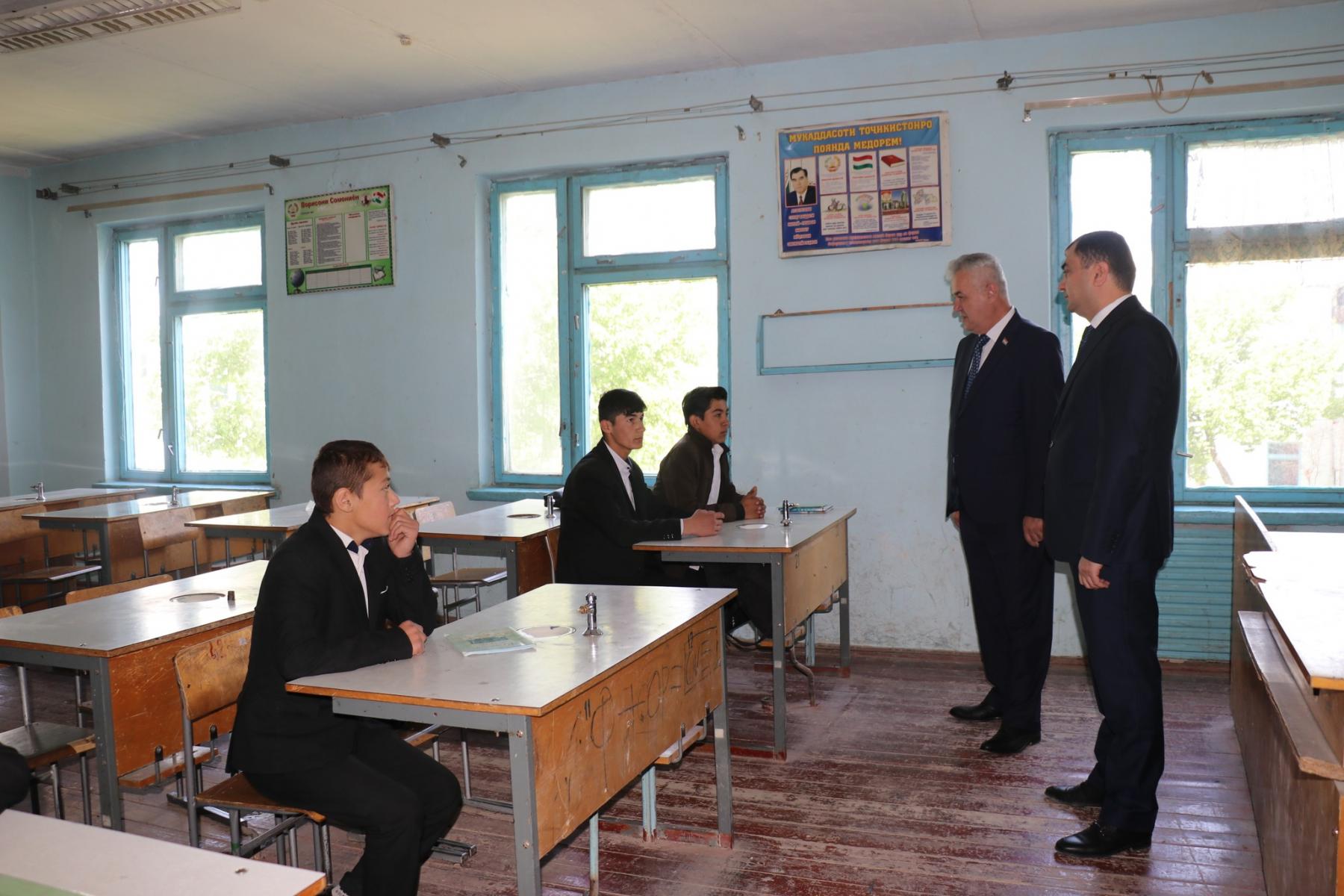 ВАЗИРИ МАОРИФ ВА ИЛМ АЗ МУАССИСАҲОИ ТАЪЛИМИИ НОҲИЯИ СПИТАМЕН БОЗДИД КАРД