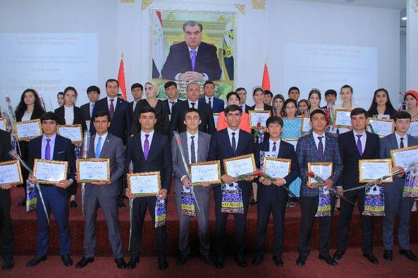 ҚАДРДОНИИ ҒОЛИБОНИ ОЗМУНИ «ДОНИШҶӮ ВА ПЕШРАФТИ ИЛМУ ТЕХНИКА» ДАР ДОИРАИ БАРГУЗОРИИ ҲАФТАИ ИЛМ