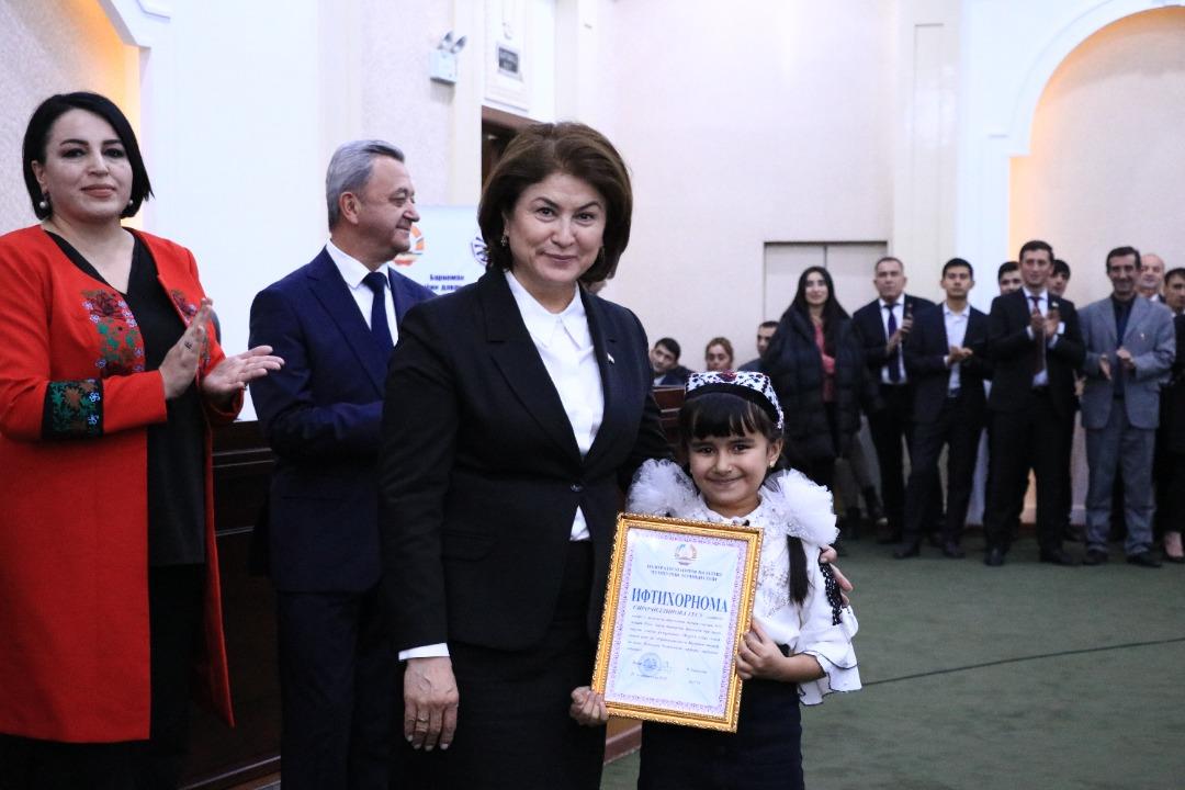 ОЗМУНИ ҶУМҲУРИЯВИИ “ФУРӮҒИ СУБҲИ ДОНОӢ КИТОБ АСТ”: 45 НАФАР ПАДАРУ МОДАР СОҲИБИ НИШОНИ “МАЪРИФАТПАРВАР” ГАРДИД