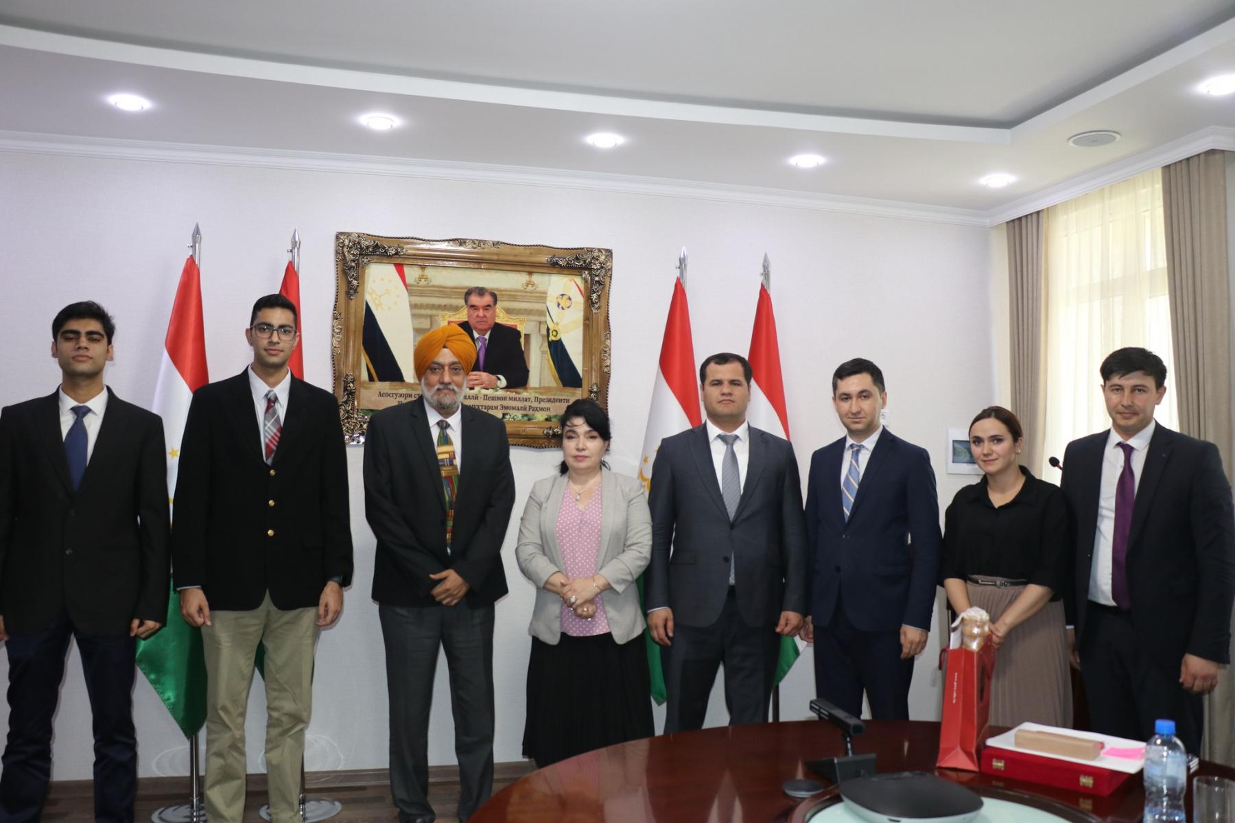 ВОХӮРИИ МУОВИНИ ВАЗИРИ МАОРИФ ВА ИЛМ БО РОҲБАРИ ГУРӮҲИ ИНСТИТУТҲОИ ШТАТИ ПАНҶОБИ ҲИНДУСТОН