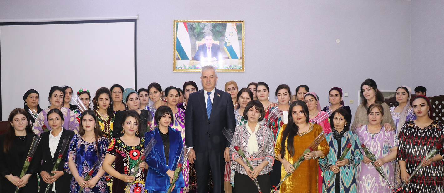 Баргузории чорабинии идона бахшида ба Рӯзи модар дар Вазорати маориф ва илм