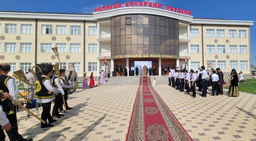 ОҒОЗИ ДАВРИ ҶУМҲУРИЯВИИ ОЗМУНҲОИ “РАССОМИ БЕҲТАРИН” ВА “САРОЯНДАИ БЕҲТАРИН” МИЁНИ ДОНИШҶӮЁНИ МУАССИСАҲОИ ТАҲСИЛОТИ ИБТИДОӢ ВА МИЁНАИ КАСБӢ ДАР СОЛИ 2023