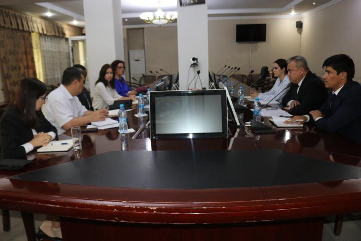 ВОХӮРИИ МУОВИНИ ЯКУМИ ВАЗИРИ МАОРИФ ВА ИЛМ БО МУОВИНИ ДИРЕКТОРИ БАРНОМАИ ОЗУҚАВОРИИ ҶАҲОНИИ СММ ДАР ТОҶИКИСТОН ЧАРЛЗ ИНВАНИ