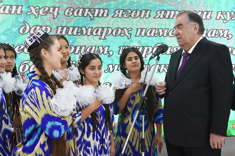 Ба истифода додани бинои панҷошёнаи истиқоматӣ бо марказҳои хизматрасонӣ ва тақдими туҳфаҳо ба ятимони кулл