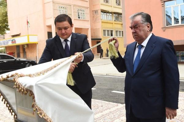 ПЕШВОИ МИЛЛАТ ЭМОМАЛӢ РАҲМОН БО САФАРИ КОРӢ БА ШАҲРИ ТУРСУНЗОДА ТАШРИФ ОВАРДА, МУАССИСАИ ҒАЙРИДАВЛАТИИ ТАЪЛИМИИ «МАКТАБИ БА НОМИ МИРЗО ТУРСУНЗОДА» — РО ИФТИТОҲ НАМУДАНД