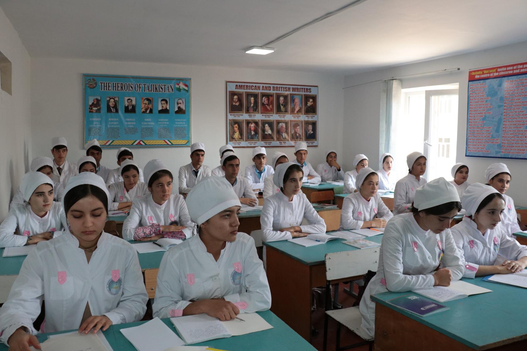 БОЗДИДИ Л.АБДУЛХОЛИҚЗОДА АЗ МУАССИСАҲОИ ТАҲСИЛОТИ МИЁНАИ КАСБИИ ШАҲРИ ВАҲДАТ