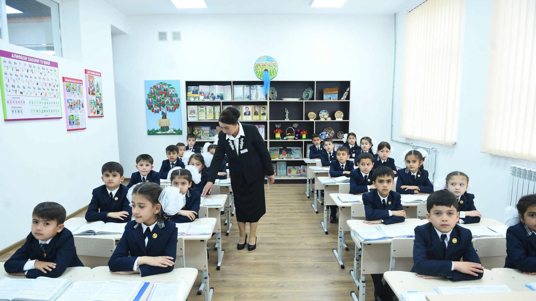 Омӯзгорон машъалафрӯзони ҷомеаанд