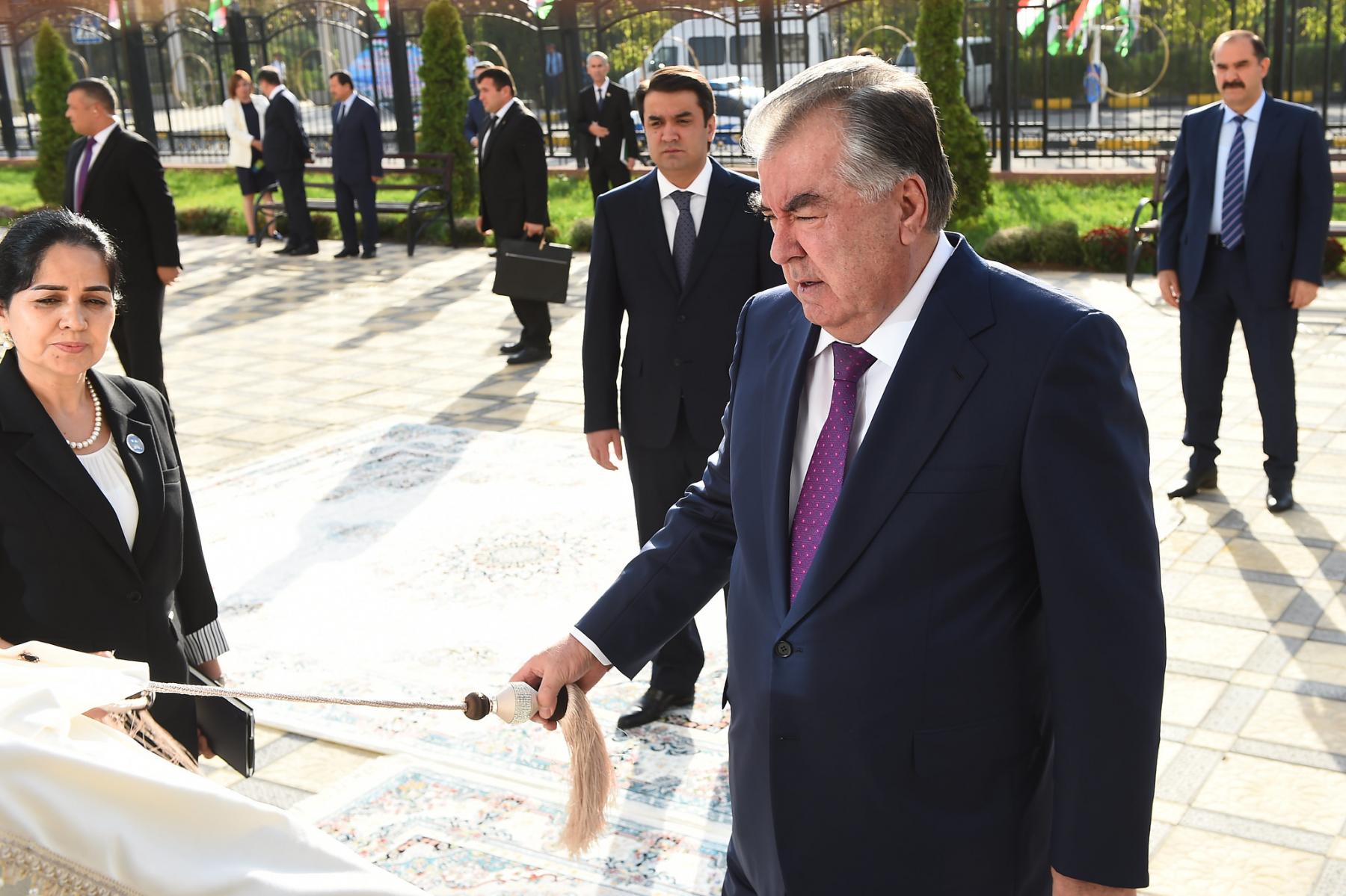 ИФТИТОҲИ БИНОИ НАВИ МАЪМУРӢ ВА ТАЪЛИМИИ ДОНИШКАДАИ ДАВЛАТИИ ЗАБОНҲОИ ТОҶИКИСТОН БА НОМИ СОТИМ УЛУҒЗОДА ДАР ШАҲРИ ДУШАНБЕ