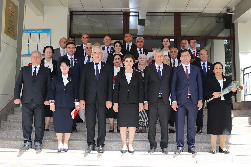 КОРМАНДОНИ СОҲАИ МАОРИФ БО МУКОФОТҲОИ ДАВЛАТИВУ СОҲАВӢ ҚАДРДОНӢ ШУДАНД