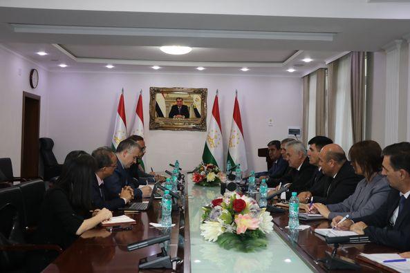 ВОХӮРИИ ВАЗИРИ МАОРИФ ВА ИЛМ БО НАМОЯНДАГОНИ БОНКИ ҶАҲОНӢ